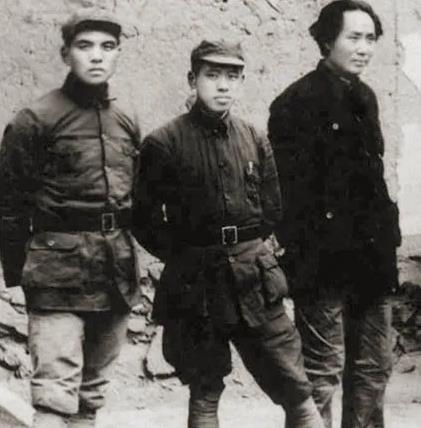 毛泽东(右)与陈伯钧(中)