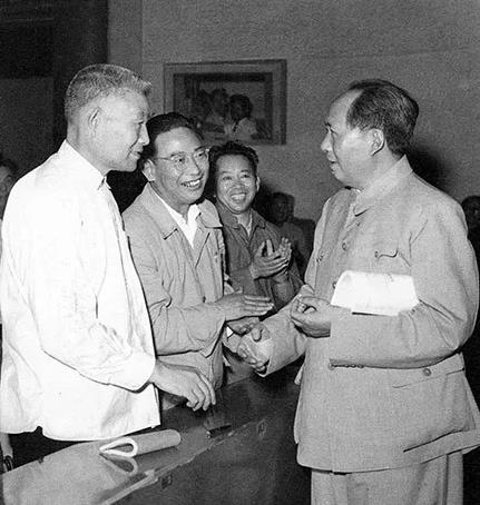 毛泽东出席中央军委扩大会议,和萧劲光、许光达、刘亚楼一起交谈