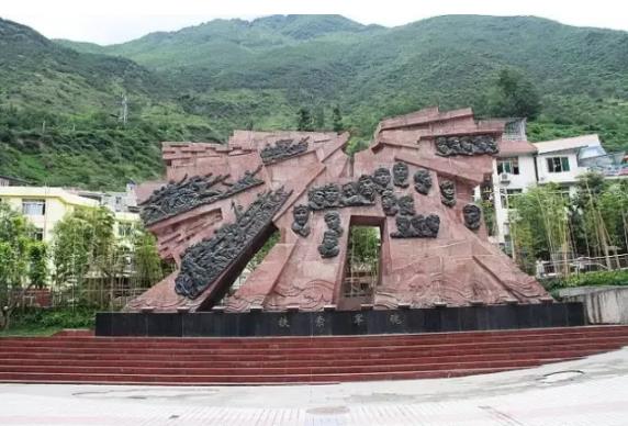 泸定县城广场上的飞夺泸定桥纪念碑