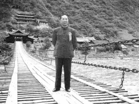 杨成武上将重返泸定桥