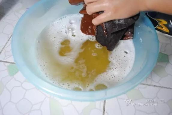 污垢已去得差不多了,出来的水发黄