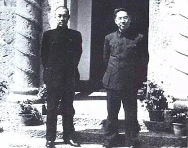 周恩来(左)与张冲。