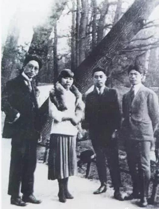 张申府在德国柏林和刘清扬（左二）、周恩来（左三）、赵光宸（左四）合影