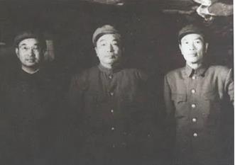 邓华(右)时任志愿军副司令员,与志愿军司令员彭德怀(中)、副司令员陈赓(左)在朝鲜桧仓志愿军总部合影。