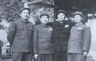 邓华于朝鲜桧仓志愿军总部合影,右二起邓华、杨得志、李达。