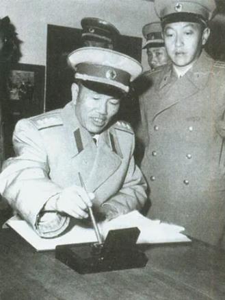 邓华率领中国军事代表团访问南斯拉夫和保加利亚