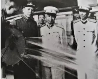 粟裕(中)、邓华(右)在军委工程学院视察