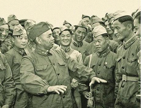 许世友将军与战士们在一起