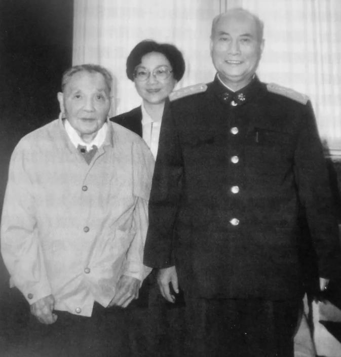 邓小平在家中和张万年合影