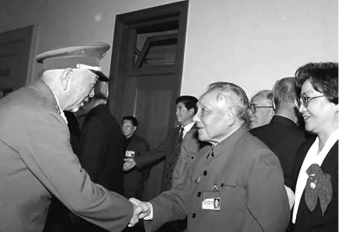 在中国共产党第十四次全国代表大会期间,邓小平和刘华清亲切握手